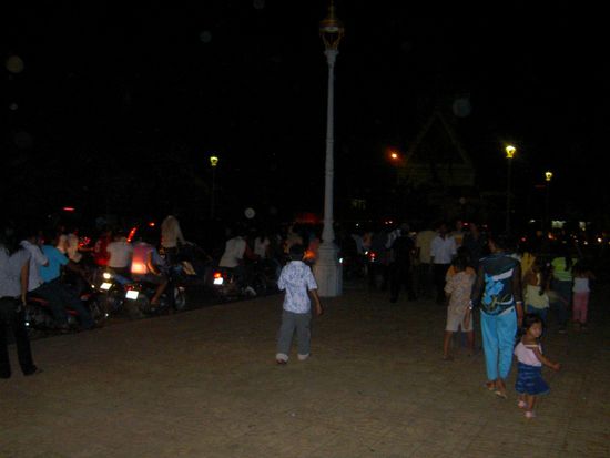 Phnom Penh by Night uebertrifft noch Hong Kong und Bangkok bezueglich der Strassenauslastung