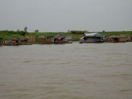 Floating Village am Ufer - da bekommt das Wort Hausboot eine ganz neue Bedeutung