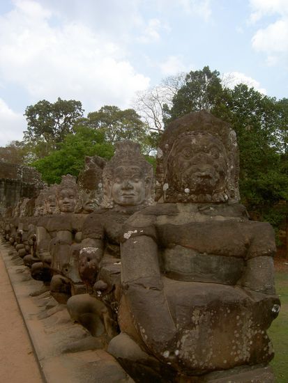 Wie frueher im Sportunterricht , am Eingang von Angkor Thom