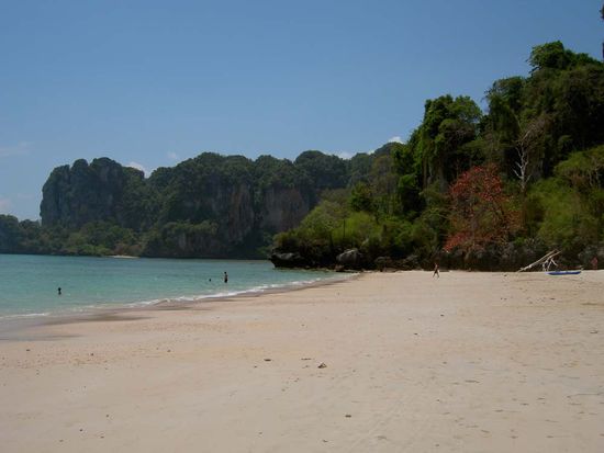 Tonsai Beach - umzingelt von Felsformationen
