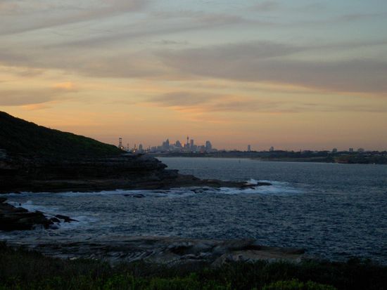 Sonnenuntergang in der Botany Bay mit Sydney im Hintergrund