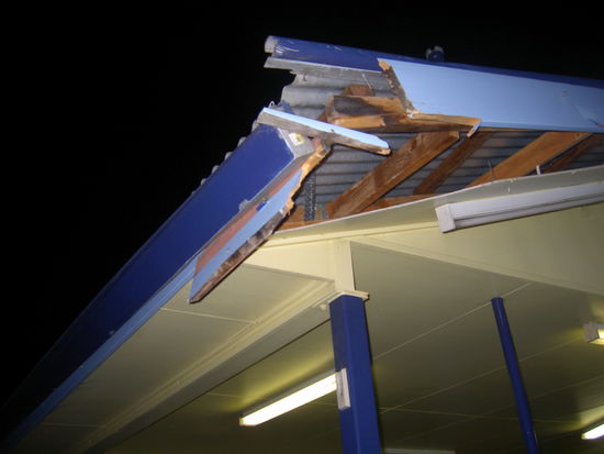 leider haben wir den tragenden Balken miterwischt  der Riss ging bis zum Eingang