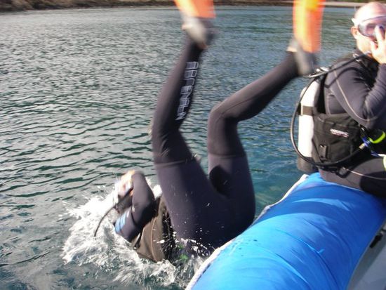 Rolle rueckwaerts ins Wasser