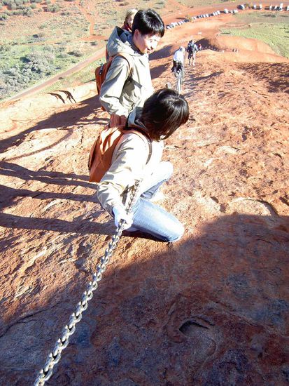 Die 2 Asiaten waren so lustig. Hangelten sich mit weissen Handschuhen die Kette entlang!