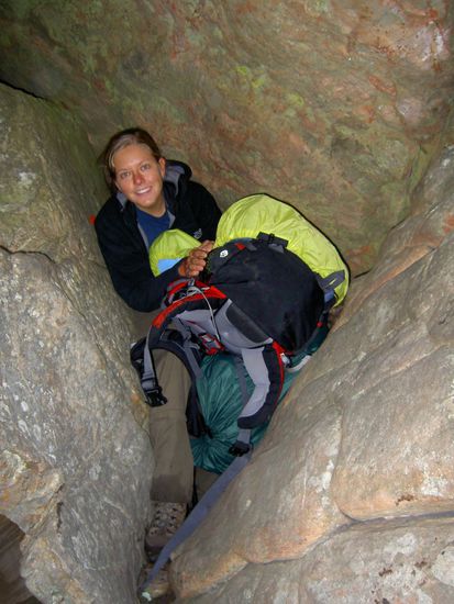 hinter mir ist ein Loch, da musste beim Abstieg durchgekrabbelt werden, wir dachten erst wir haben uns verlaufen!