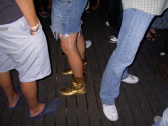 Wir konnten nicht mehr vor lachen, als Emily aus dem Hostel mit dem gueldenen Schuhwerk auf die Party ging! Fehlen nur noch die Fluegel!