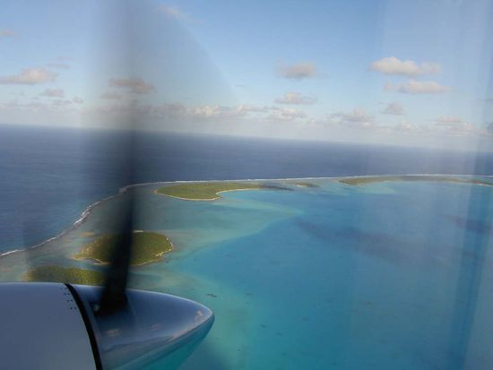 Die Lagune von Aitutaki mit den vorgelagerten Motus (Inseln)