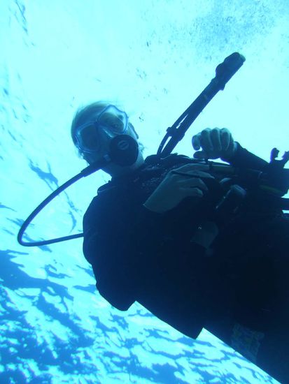 hier bin ich ca. 15 Meter tief und das Wasser ist so klar, dass man denkt die Oberflaeche ist 2 Meter ueber einem!