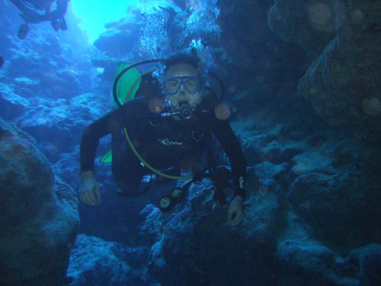 mein Buddy Melissa beim Durchschwimmen einer Hoehle