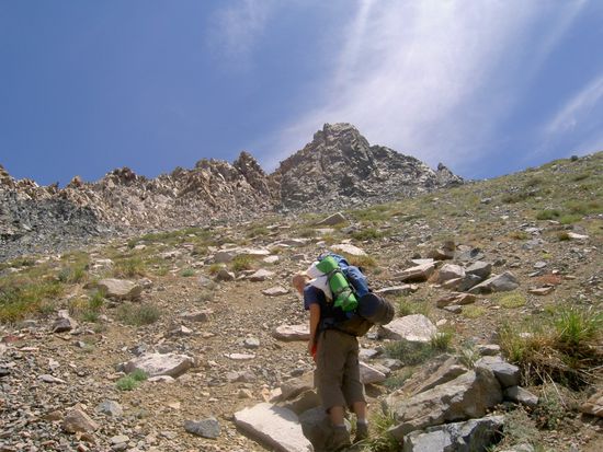 Aufstieg zum Black Rock Pass, der im Hintergrund zu sehen ist