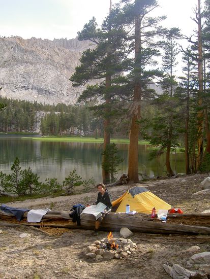 Lager 2 an den Big Five Lakes, das Feuer vertrieb wenigstens einige der 100 Mücken