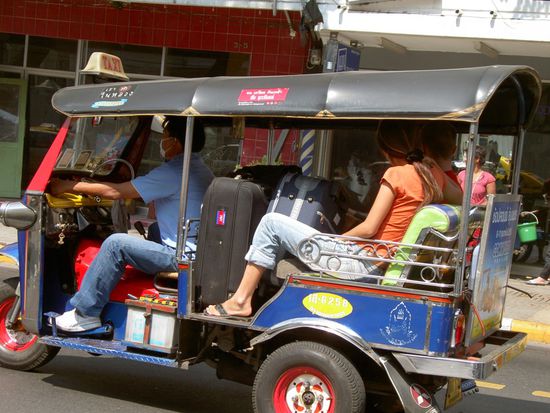 Und vonwegen Gewichtslimite - es wird solange gestossen und gequetscht, bis alle und alles im Tuk Tuk untergekommen sind