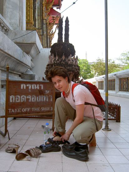 Moechte man sich einen Tempel ansehen, muss man a) die Beine bedeckt haben und b) die Schuhe ausziehen. Da gibt es auch fuer uns Zwei keine Ausnahme