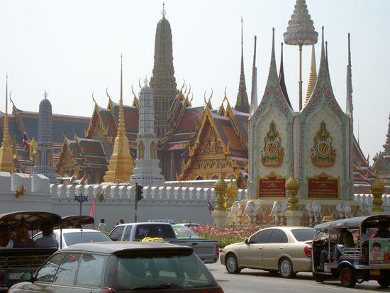 Nachmals eine Sicht von der Strasse aus auf den Koenigspalast