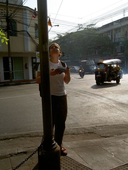 Sylvia - the hero of orientation! 
Die Karten im LonelyPlanet werden mit den Strassennamen verglichen... bis jetzt kamen wir immer an!