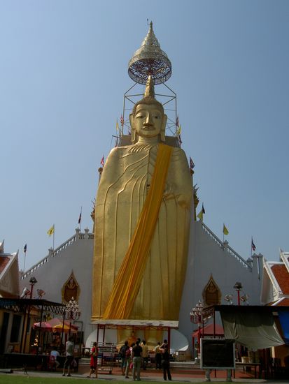 Noch ein weiterer Tempel; wat Intharawihan / wir sagen hierzu nur: 32 m hoch und 15 m breit