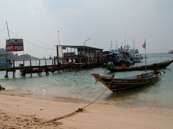 Dies ist der Hafen von Koh Tao / Mae Haad. Das Bild truegt - das Pier ist tatsaechlich so klein #g#