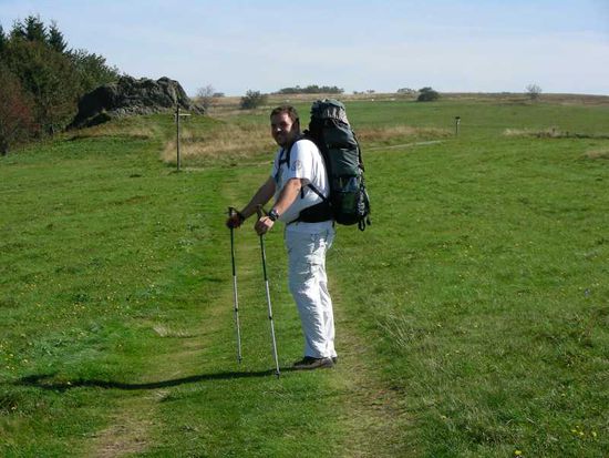 Rüdiger mit Marschgepäck und Wanderstöcken.