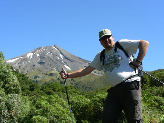 Ein Bild aus dem Reisekatalog - Rüdiger vor dem Mt. Taranaki