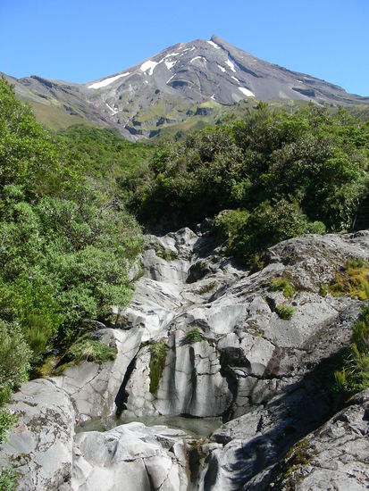 Die Wilkies Pools, dahinter der Mt. Taranki bei dem angekündigten Regenwetter