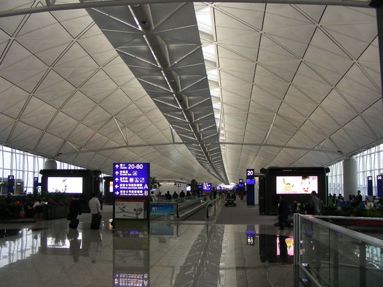 Der Flughafen von Hong Kong. Etwas groesser als Frankfurt am Main. Eine beeindruckende Dackkonstruktion.