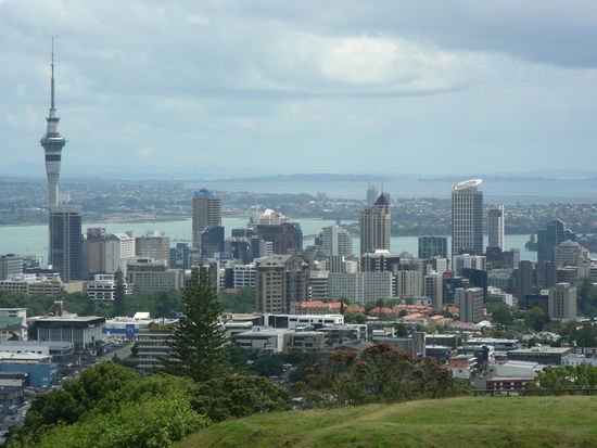Die Skyline von Auckland von Mt. Eden aus gesehen.
Links der weltbekannte Skytower.