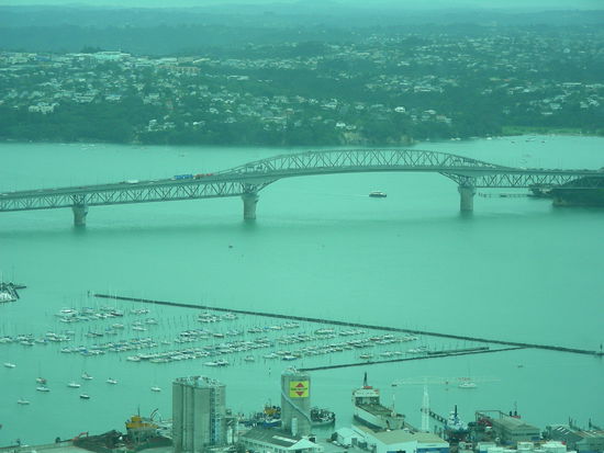 Und hier noch die Harbourbridge. Eine sechsspurige Autobahn fuehrt darueber und verbindet Downtown mit den noerdlichen Stadteilen Aucklands.