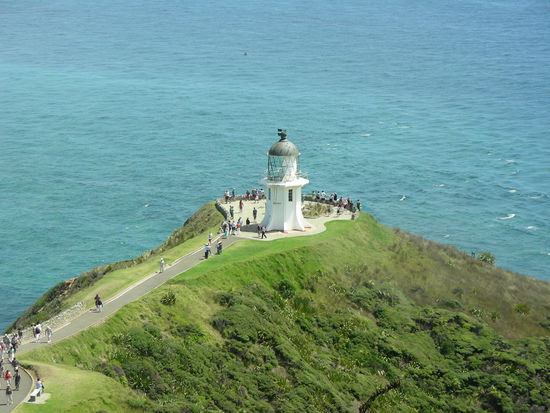 Der Leuchtturm von Cape Reinga. Hier treffen die Ozeane (Pazifik und Tasman Sea) zusammen. Der Leuchtturm ist Solarberieben!