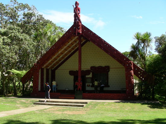 Das Maori Haus von Waitangi. Hier wurde der Vertrag zwischen Maoris (Ureinwohnern) und den Pahekas (den Weissen) unterzeichnet. (Nationalfeiertag)