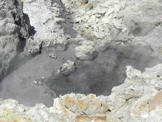 Ein kochendes Schlammloch. So unscheinbar, aber - dieser Gestank!!!