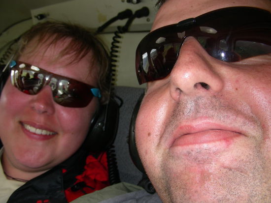 Sabrina und Ruediger im Helikopter