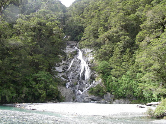 Durch die trockene Witterung der letzten Tage recht duerftig! Ein Wasserfall.