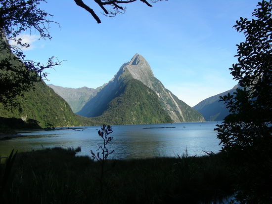 Der "Mitre-Peak" bei wolkenlosem Himmel