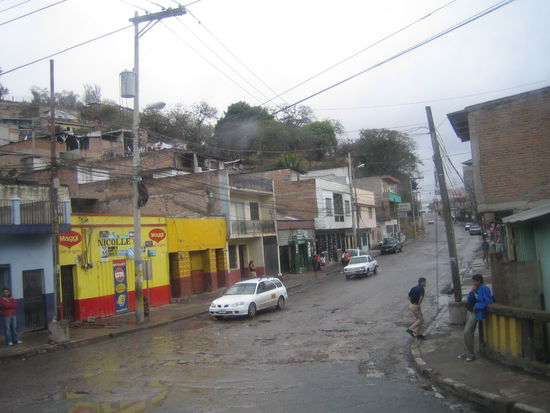 In dieser "schoenen" Gegend war der Busbahnhof und auch unser Hotel 