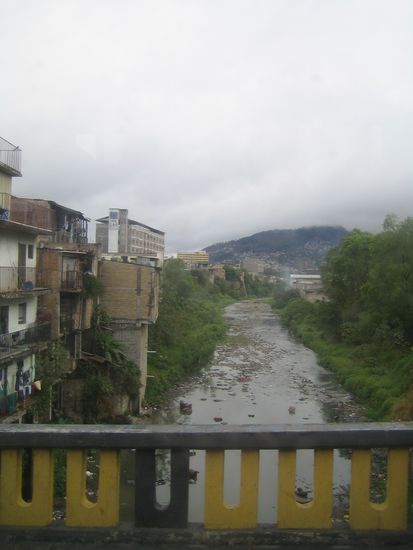 Dieser Fluss teilt die Hauptstadt in zwei Teile. Im einen Teil sind die Sehenswuerdigkeiten, die wohlhaberenden Menschen und die Einkaufszentren und im anderen sind die Busbahnhoefe und somit auch wir.