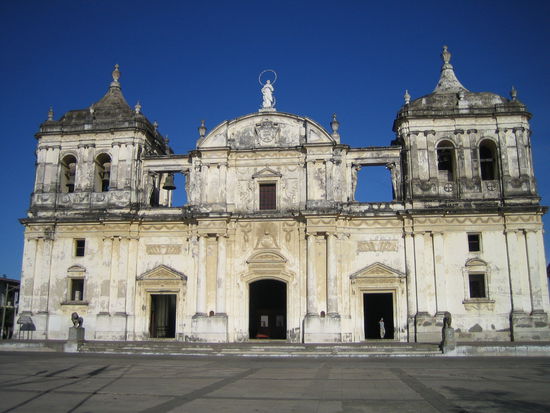 Die Mitte des 19. Jahrhunderts nach über 100-jähriger Bauzeit fertiggestellte Kathedrale Basilica de l'Asunción gilt als die größte und älteste Mittelamerikas.
(Kommt allerdings nicht an die St. Ursen Kathedrale heran) 