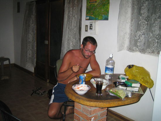 hmmmm, welch ein Festschmaus 
David, hungrig nach einem Tag am Stand, ist richtig braun gebrannt 