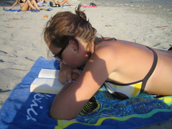 Wenn Fabienne am lesen ist, dann ist sie am lesen und kaum davon abzubringen! Es gibt nur wenige bestimmte Moeglichkeiten wie man sie davon ablenken kann 