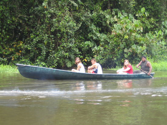 In etwa so einem Boot haben wir mit einem Guide den Nationalpark in 4h erkundet.
Der Massentourismus faehrt mit einem 30-40 plaetzigen Motorboot durch den Park und verscheucht durch den verursachten Laerm alle Tiere.