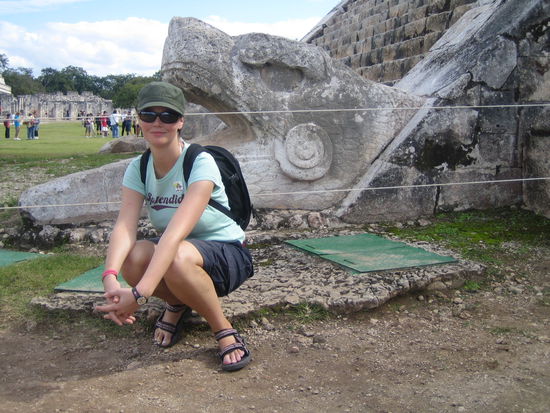 Fabienne die Schlangenbeschwoererin (siehe Hintergrund)