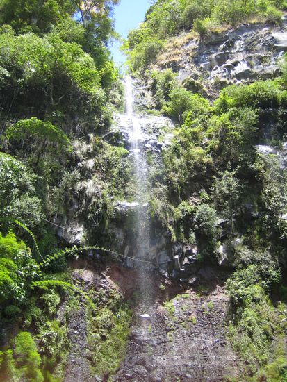 Auf dem Hoehepunkt unserer Wanderung gelangeten wir zu einem versteckten Wasserfall