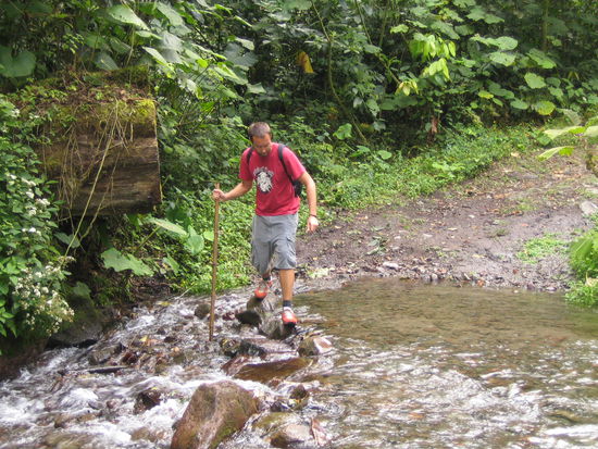 Dieser Bach musste ueberquert werden, wenn man zum Wasserfall gelangen wollte. Ein nicht ganz einfaches Unterfangen aber es gelang uns allen 