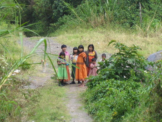 Die skeptischen Blicke verfluechtigten sich rasch, als Fabienne ihnen unsere letzten Oreo "Guetzli" verschenkte die ich eigentlich lieber selber essen wollte 