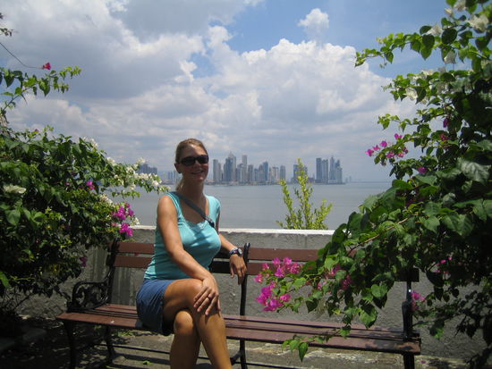 Fabienne mit der Skyline von Panama im Hintergrund