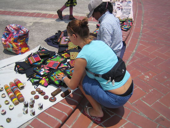 Ich muss Fabienne manchmal davon abhalten, den Kuna Indianern nicht alle Souveniers wegzukaufen 