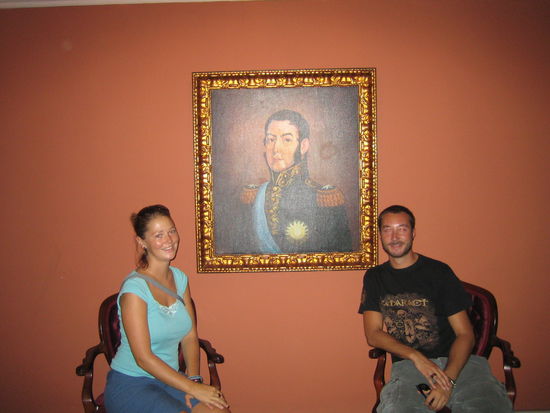 Bei der Stadtbesichtigung im Nationaltheater mit Simon Bolivar im Hintergrund