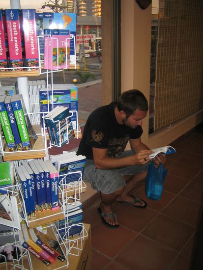 David beim schmoeckern im lonley Planet Venezuela. Fuer dieses Land haben wir naemlich "nur" die deutschsprachige Ausgabe vom Reise Know how und wir haben bemerkt, dass diese dem Lonley Planet nich anreichend das Wasser halten kann... Wir haben ihn dann trotzdem nicht gekauft, weil wir fanden, dass dies fuer 3 Wochen doch etwas uebertrieben sei