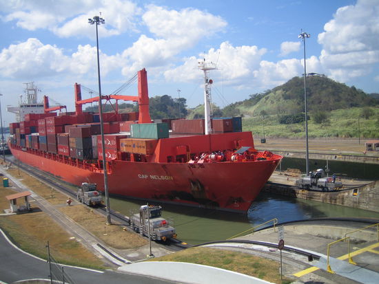 Da kommt das grosse Kontainerschiff....