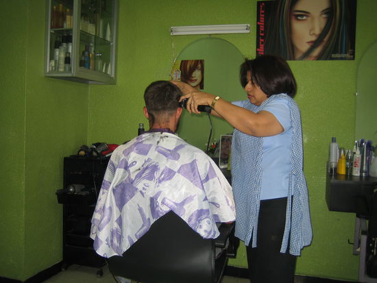 Beim Haare schneiden... David fand, dass es nun doch an der Zeit waere, wieder einen anstaendigen Schnitt in die Haare zu bekommen  Und da ich dabei klaeglich versagt habe, ging er zum Coiffeur...