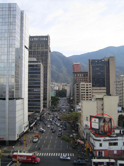 Mega City Caracas. Die Einwohnerzahl ist auf Grund der informellen Stadtentwicklung (Entstehung von Barrios (Armenvierteln) durch Eigenbau an den Hängen der Berge) schwer einzuschätzen. Die Schätzungen reichen von 2 bis 3 Millionen für den zentralen Verwaltungsbezirk (Municipio Libertador) bis zu 5 bis 10 Millionen für Grosscaracas mit allen seinen Außenbezirken.